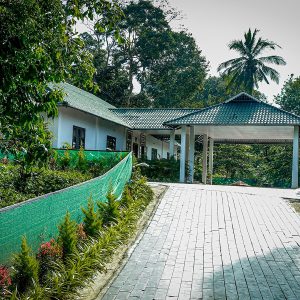 Garden and Walk Way - Ratufa Gardens By SPR Holidays